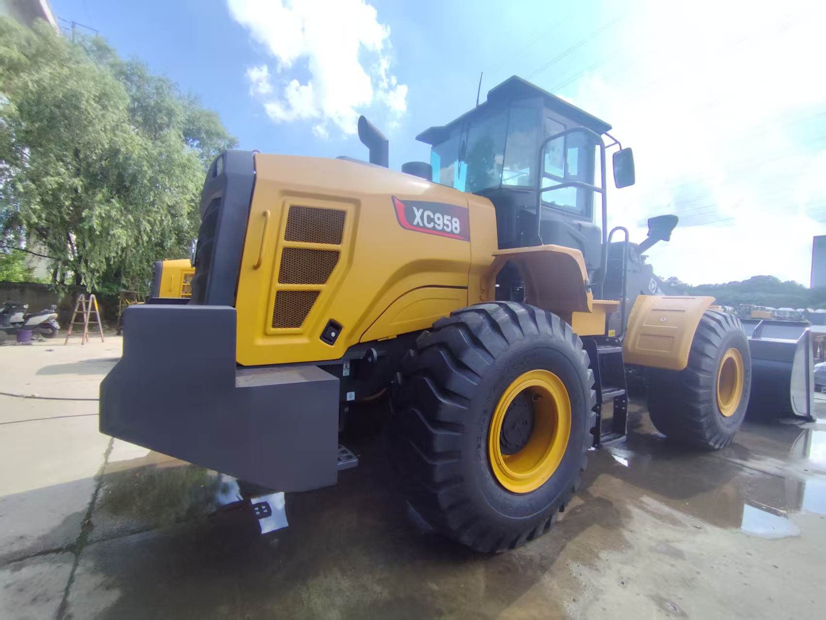 1 unit of XCMG wheel Loader XC958, loaded with one 40HQ container for Guatemala